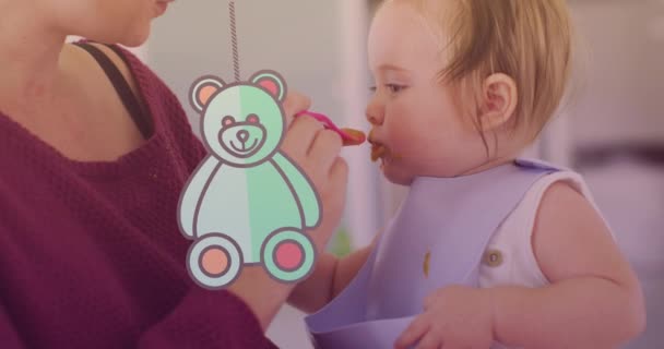 Animação Ursinho Pelúcia Ícone Sobre Mãe Caucasiana Alimentando Seu Bebê — Vídeo de Stock