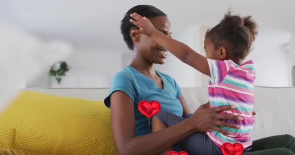 Animación Iconos Del Corazón Sobre Feliz Madre Afroamericana Abrazando Hija — Vídeo de stock