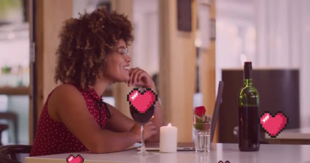 Анімація Значків Серця Над Щасливою Жінкою Вином Має Відеодзвінок Ноутбуків — стокове відео