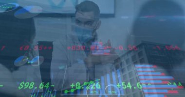 Yüz maskeleriyle buluşan çeşitli iş adamlarının veri işleme animasyonları. küresel iş, finans, bağlantılar ve dijital arayüz konsepti dijital olarak oluşturulmuş video.