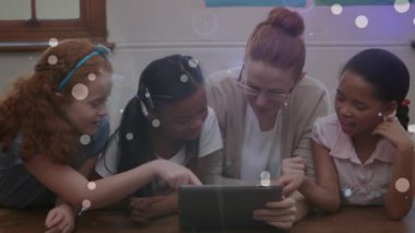 Tablet kullanan çeşitli okul çocukları olan mutlu beyaz kadın öğretmenlerin üzerindeki şekillerin animasyonu. dünya öğretmenleri günü ve dijital olarak üretilen video konsepti.