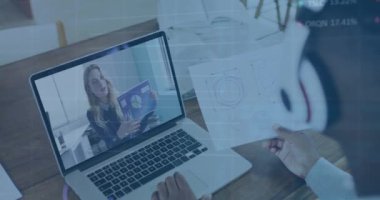 Çeşitli iş adamlarının video görüşmesi ile ilgili veri işleme animasyonları. küresel tıp ve dijital arayüz kavramı dijital olarak üretilen video.