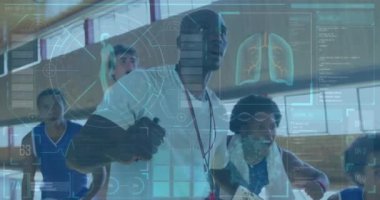 Çeşitli kanepe ve basketbol oyuncuları üzerinde tıbbi veri işleme animasyonu. Spor ve yarışma konsepti dijital olarak oluşturulmuş video.