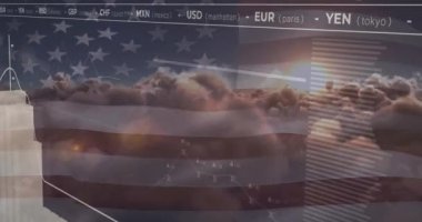 Bulutların ve Amerika bayrağının üzerinde veri işleme animasyonu. küresel iş, finans, bağlantılar ve dijital arayüz konsepti dijital olarak oluşturulmuş video.