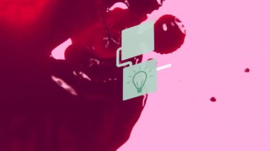 Teknolojik cihazlara sahip simgelerin canlandırılması ve pembe arka planda insan kanı üzerindeki bağlantılar. İnsan biyolojisi ve teknoloji konsepti dijital olarak üretilen video.