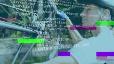 Açık havada bisiklet tekerlerini kontrol eden beyaz adamın veri işleme animasyonu. küresel bağlantılar, iletişim, fitness ve sağlıklı yaşam tarzı konsepti dijital olarak oluşturulmuş video.