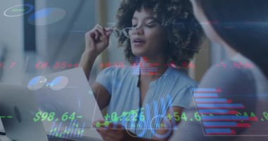 Çeşitli iş kadınlarının konuşmaları üzerine veri işleme animasyonu. Sosyal medya ve iletişim arayüzü kavramı dijital olarak oluşturulmuş video.