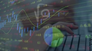 Kafkasyalı iş adamının bilgisayar kullanarak veri işleme animasyonu. küresel iş ve dijital arayüz kavramı dijital olarak oluşturulmuş video.