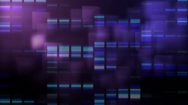 Parlak ekranların üzerinde veri işleme animasyonu arka planda kalır. küresel hesaplama, teknoloji ve veri işleme kavramı dijital olarak oluşturulmuş video.