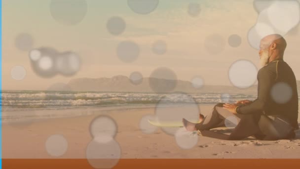在高级非洲裔美国人与冲浪板在海滩上的斑点动画 时装和生活方式概念数码视频 — 图库视频影像