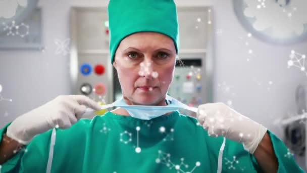 配戴面罩的高加索女医生对分子的动画 全球医学 科学和保健服务概念数码视频 — 图库视频影像