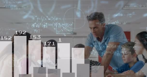 白人男性教師と学校の子供に関する統計と数学の方程式のアニメーション 教育と学習の概念をデジタルで生成し — ストック動画