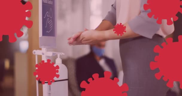 Beyaz Kadın Ellerini Dezenfekte Ederken Virüs Simgelerinin Canlandırılması Dijital Olarak — Stok video