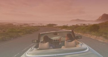 Cabriolet 'te gezen mutlu çift animasyonu. seyahat, tatiller, ilişki ve özgürlük kavramı dijital olarak oluşturulmuş video.