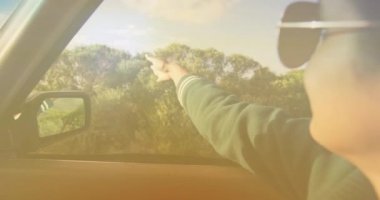 Çift ırklı bir kadının gözlük taktığı ve bir Cabriolet kullandığı animasyon. seyahat, tatil ve özgürlük kavramı dijital olarak oluşturulmuş video.