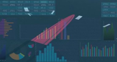 Araba panelinin üzerinde veri işleme animasyonu. küresel iş, finans, bağlantılar ve dijital arayüz konsepti dijital olarak oluşturulmuş video.