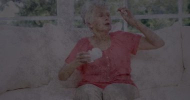 Üzgün, yaşlı, beyaz bir kadının arka planının canlandırılması. zihinsel sağlık farkındalığı haftası ve dijital olarak üretilen video konsepti.