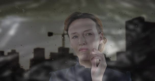 Анімація Міського Пейзажу Над Сумною Білою Жінкою Яка Торкається Щоки — стокове відео
