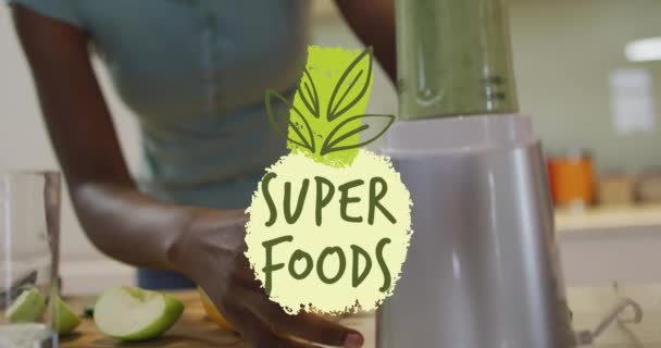 Animation Super Livsmedel Text Över Glad Afrikansk Amerikansk Kvinna Gör — Stockvideo