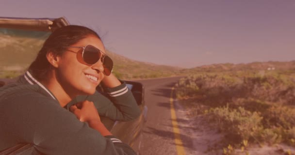 Gözlük Takan Cabriolet Kullanan Mutlu Bir Melez Kadın Animasyonu Seyahat — Stok video