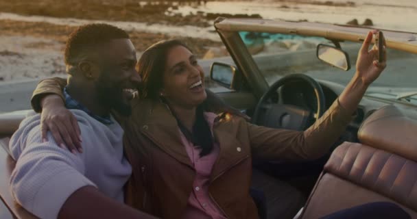Animasi Dari Pasangan Bahagia Yang Beragam Mengambil Selfie Dalam Cabriolet — Stok Video