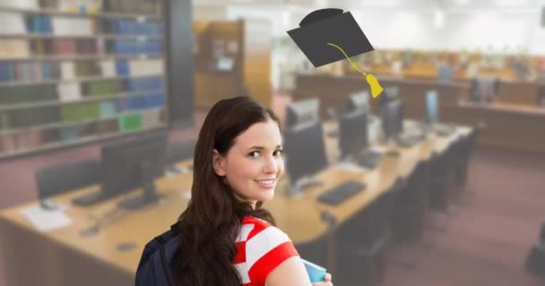 数学课本和毕业帽的动画落在拿着书本的高加索女学生身上 教育和重返校园的概念数码制作的视频 — 图库视频影像