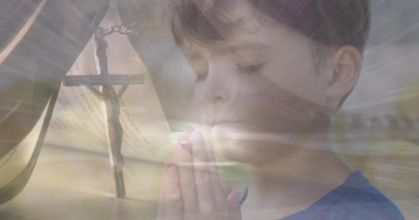Анимация Светлых Пятен Над Кавказским Мальчиком Молящимся Крестившимся Пасха Религия — стоковое видео