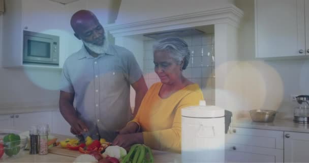 Animazione Punti Luce Sopra Felice Anziano Afro Americano Coppia Cucina — Video Stock