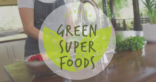 Animacja Zielonych Super Żywności Tekst Nad Białej Kobiety Myjącej Warzywa — Wideo stockowe