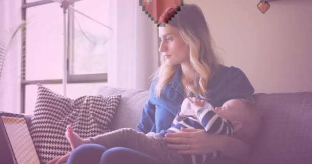 赤ちゃんを抱えている白人の母親に心臓のアイコンのアニメーション 愛とライフスタイルの概念をデジタルで — ストック動画