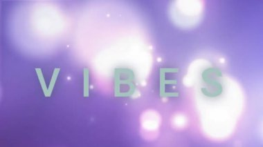 Mor arka planda parlayan bokeh ışıkları olan mavi renkli titreşimlerin animasyonu. Dijital olarak oluşturulmuş sosyal ağ ve küresel iletişim teknolojisi kavramı.