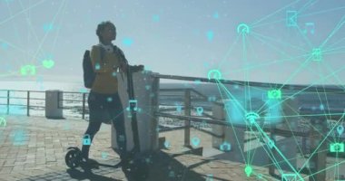 Gezinti güvertesinde scooter 'ıyla yürüyen melez bir kadının medya simgelerinin canlandırılması. sağlık ve zindelik kavramı dijital olarak oluşturulmuş video.