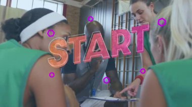 Erkek koçla taktik tartışan çeşitli bayan spor takımları üzerine pembe metnin animasyonu. iletişim ağı teknolojisi, spor ve birliktelik kavramı dijital olarak oluşturulmuş video.