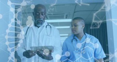 Afro-Amerikan doktorlar üzerinde tıbbi veri işleme animasyonu. tıp, veri işleme ve dijital arayüz kavramı dijital olarak oluşturulmuş video.