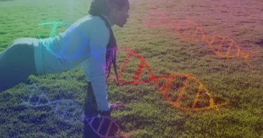 Parkta egzersiz yapan melez bir kadın üzerinde DNA iplikçiklerinin canlandırılması. sağlık ve zindelik kavramı dijital olarak oluşturulmuş video.