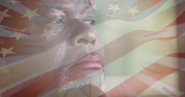 Анимация Флага Соединенных Штатов Америки Над Портретом Старшего Африканского Американца — стоковое видео