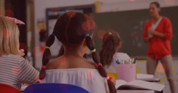 多様な学童を持つ笑顔の白人女性教師をめぐるスポットのアニメーション 国家教師の日とお祝いの概念デジタル生成ビデオ — ストック動画