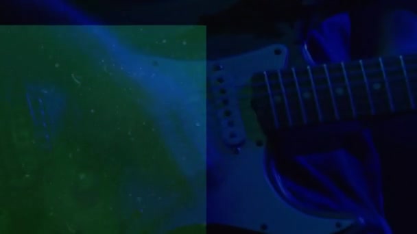 Elektro Gitar Çalan Kişinin Göbeğinde Mavi Renkli Parlak Metin Animasyonu — Stok video