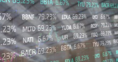 Boş deponun üzerindeki finansal veri işleme ve borsa görüntüsü. küresel sevkiyat, dağıtım ve bağlantılar konsepti dijital olarak oluşturuldu.