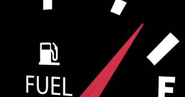 Siyah arkaplanda hareket eden yakıt göstergesi görüntüsü. araba, seyahat, ulaşım ve yakıt tüketimi konsepti dijital olarak oluşturulmuş görüntü.