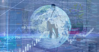 Bisikletli Afro-Amerikan iş adamının veri işleme görüntüsü. küresel iş, finans ve dijital arayüz kavramı dijital olarak oluşturulmuş görüntü.