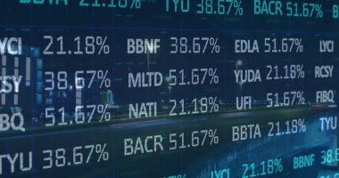 Şehirdeki finansal veri işleme görüntüsü. iş, dijital arayüz ve veri işleme kavramı dijital olarak oluşturulmuş görüntü.