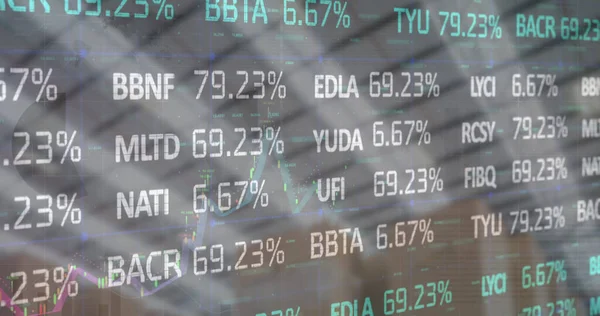 Boş deponun üzerindeki finansal veri işleme ve borsa görüntüsü. küresel sevkiyat, dağıtım ve bağlantılar konsepti dijital olarak oluşturuldu.