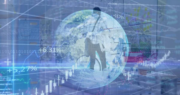 Bisikletli Afro-Amerikan iş adamının veri işleme görüntüsü. küresel iş, finans ve dijital arayüz kavramı dijital olarak oluşturulmuş görüntü.