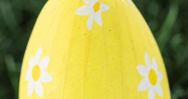 Zdjęcie Żółtego Pisanka Trawie Wielkanoc Niedziela Koncepcja Uroczystości Generowane Cyfrowo — Zdjęcie stockowe