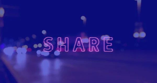 青を背景に夜の街並みをテキストで共有するイメージ ソーシャルメディアと通信インターフェースの概念デジタルで生成された画像 — ストック写真