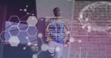 Dışarıdaki kulaklıklı Afro-Amerikan adamın veri işleme animasyonu. sağlık ve zindelik kavramı dijital olarak oluşturulmuş video.