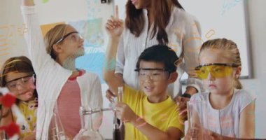 Laboratuvarda çeşitli öğrencilerle birlikte gülümseyen melez kadın öğretmen üzerine bilim ikonlarının canlandırılması. Ulusal Öğretmenler Günü ve dijital olarak oluşturulan video konsepti.