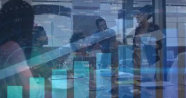 Ofisteki iş adamları üzerinde istatistiklerin işlendiği bir ok animasyonu. küresel iş ve veri işleme kavramı dijital olarak oluşturulmuş video.