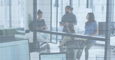 İş adamlarının ofiste tartıştıkları istatistiklerin animasyonu. küresel iş ve veri işleme kavramı dijital olarak oluşturulmuş video.